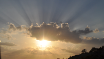 19-iStock-Sonne hinter Wolken-dunkler